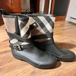 BURBERRY HOLLOWAY BUCKLE RUBBER RAIN BOOTS 38